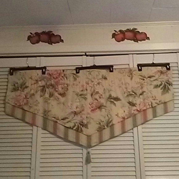 SIZE 50.5" WAVERLY VALANCE - Picture 1 of 5
